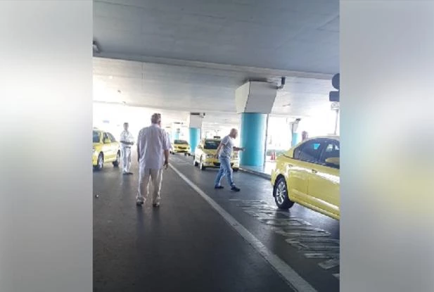 Ελ. Βενιζέλος: Ταξιτζήδες έπαιξαν μπουνιές για μια θέση στην πιάτσα! (βίντεο)